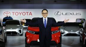 Új szerepben folytatja tovább munkáját a 13 éve a Toyota élén álló Akio Toyoda